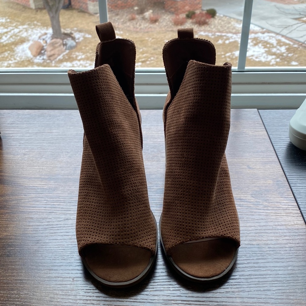Universal Thread 7 burnt orange heeled booties